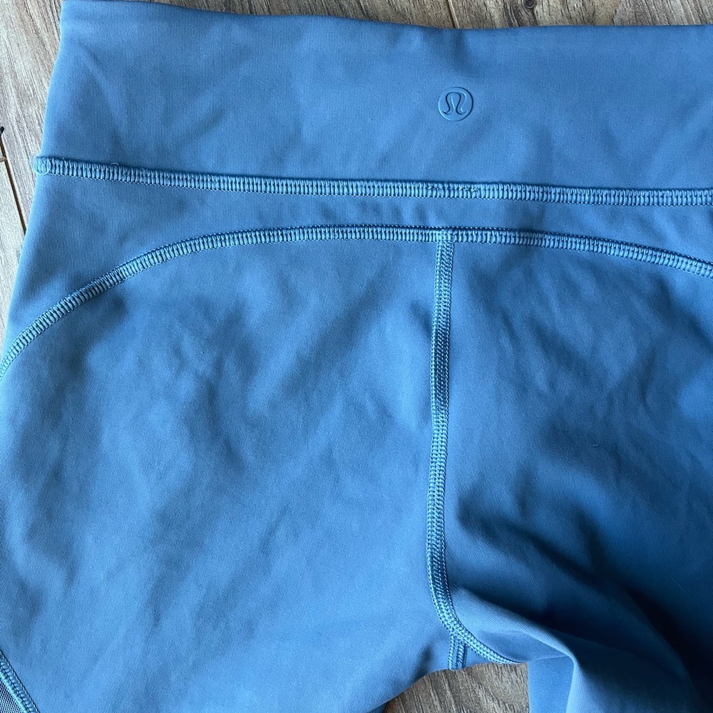 Blue Lululemon knee length leggings